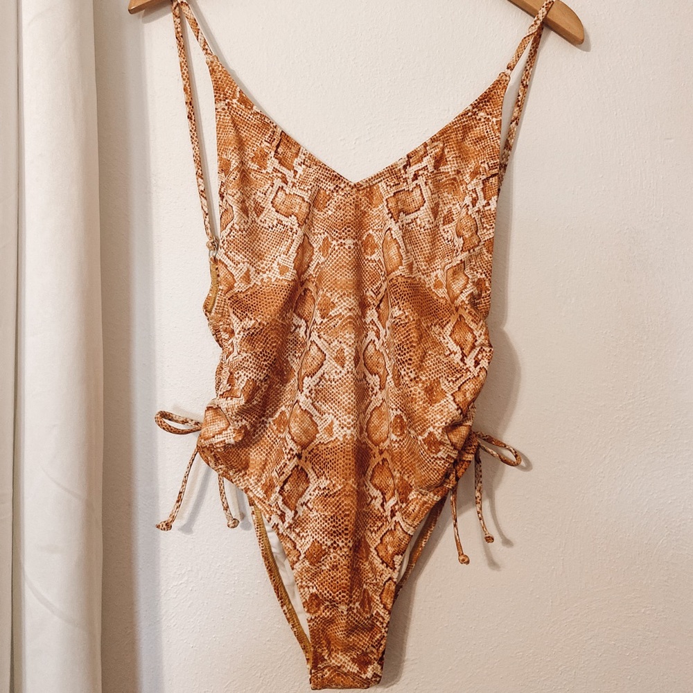 NWT Billabong One Piece freaking adorable!